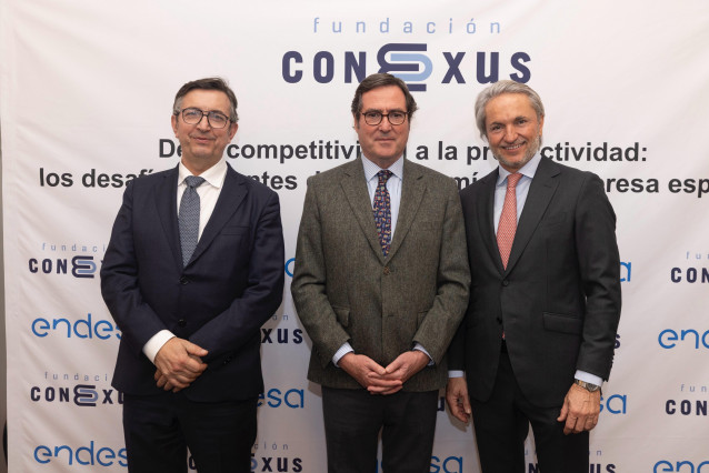 (i-d): El presidente de la CEV, Vicente Lafuente, el presidente de la CEOE, Antonio Garamendi, y el presidente de Fundación Conexus, Manuel Broseta.