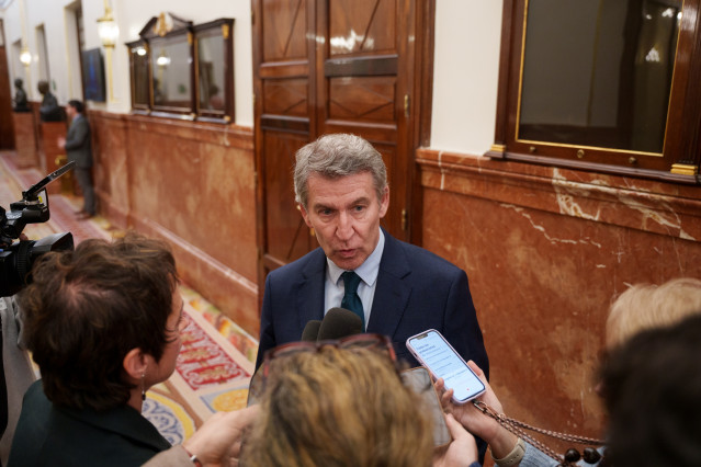 El presidente del PP, Alberto Núñez Feijóo, atiende a los medios de comunicación en los pasillos del Congreso