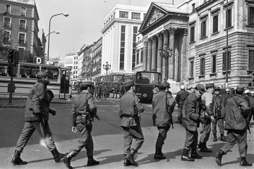 Archivo - Imágenes del cordón policial que rodea el Congreso de los diputados en donde se estaba produciendo el intento de Golpe de Estado por parte del Teniente Coronel de la Guardia Civil, Antonio
