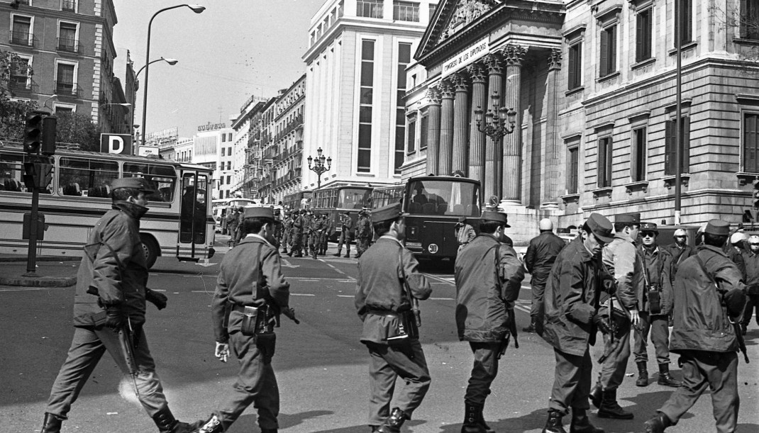 Archivo - Imágenes del cordón policial que rodea el Congreso de los diputados en donde se estaba produciendo el intento de Golpe de Estado por parte del Teniente Coronel de la Guardia Civil, Antonio