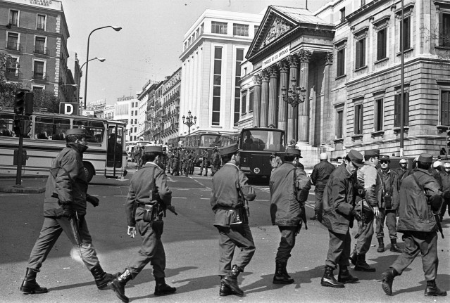 Archivo - Imágenes del cordón policial que rodea el Congreso de los diputados en donde se estaba produciendo el intento de Golpe de Estado por parte del Teniente Coronel de la Guardia Civil, Antonio Tejero, el 23 de febrero.