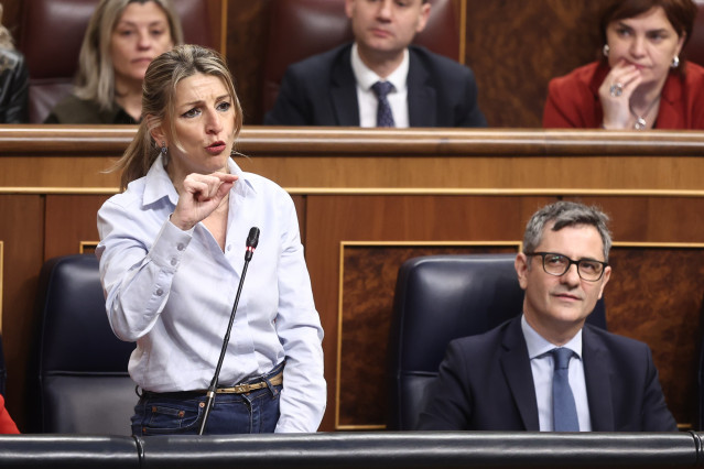 La vicepresidenta segunda, Yolanda Díaz, y el ministro de la Presidencia, Justicia y Relaciones con las Cortes, Félix Bolaños, durante una sesión de control al Gobierno, en el Congreso de los Diputados, a 25 de febrero de 202, en Madrid (España).