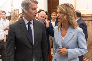 Archivo - El presidente del PP, Alberto Núñez Feijóo y la diputada del PP Cayetana Álvarez de Toledo salen de una sesión de control al Gobierno en el Congreso de los Diputados, a 17 de septiembre