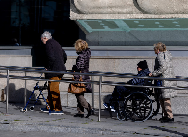 Archivo - Pensionistas en una calle de Madrid