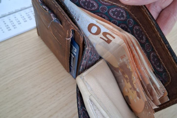 Cartera con dinero.