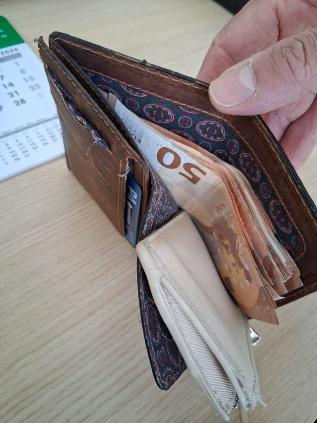 Cartera con dinero.