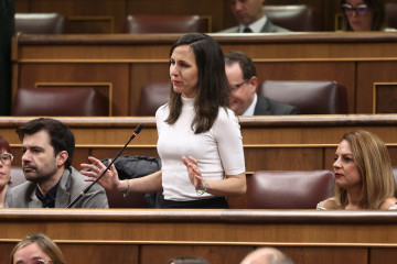 La secretaria general de Podemos, Ione Belarra, interviene durante una sesión de control al Gobierno, en el Congreso de los Diputados, a 25 de febrero de 202, en Madrid (España).