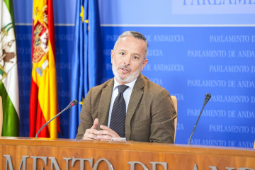 El portavoz adjunto del Grupo Parlamentario Socialista, Rafael Recio, durante la ronda de ruedas de prensa de portavoces de los grupos parlamentarios en el Parlamento de Andalucía, a 25 de febrero de