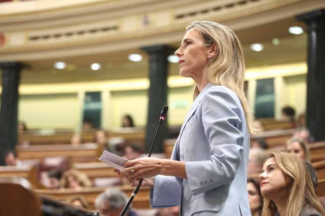 La diputada del PP Cayetana Álvarez de Toledo intervine durante una sesión de control al Gobierno, en el Congreso de los Diputados, a 25 de febrero de 202, en Madrid (España).