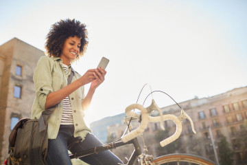 Archivo - Una usuaria de un teléfono móvil.