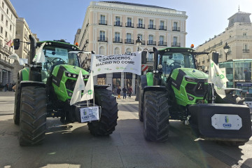 Tractores en la Puerta del Sol durante la concentración de agricultores y ganaderos contra el acuerdo comercial UE-Mercosur.