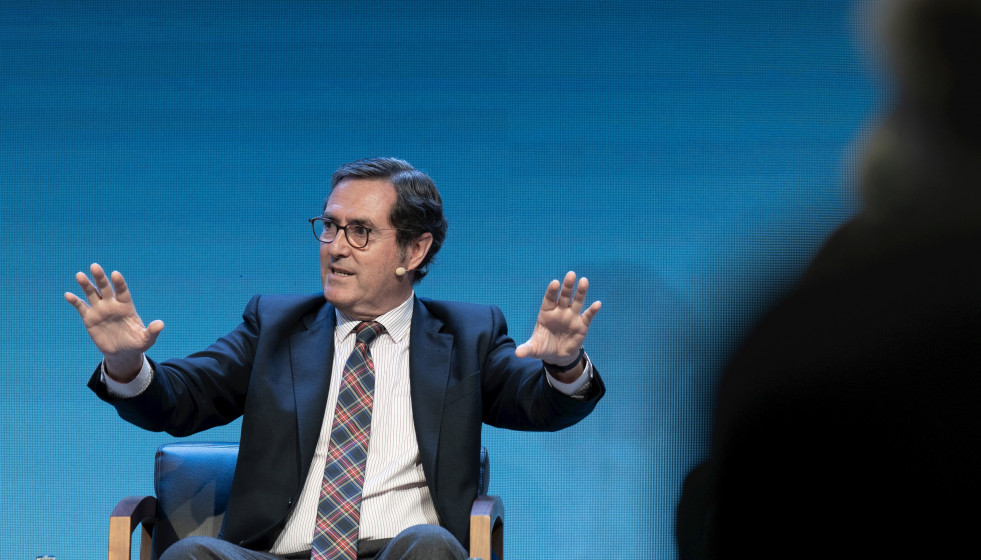 Archivo - El presidente de CEOE, Antonio Garamendi, interviene durante un coloquio