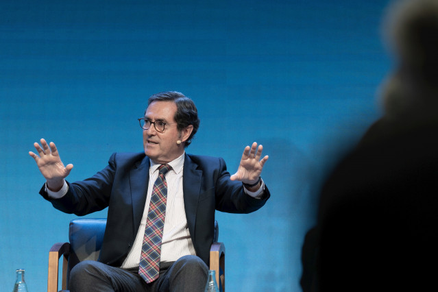Archivo - El presidente de CEOE, Antonio Garamendi, interviene durante un coloquio