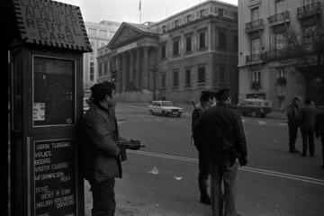 Archivo - Imágenes del cordón policial que rodea el Congreso de los diputados en donde se está produciendo el intento de Golpe de Estado por parte del Teniente Coronel de la Guardia Civil, Antonio 
