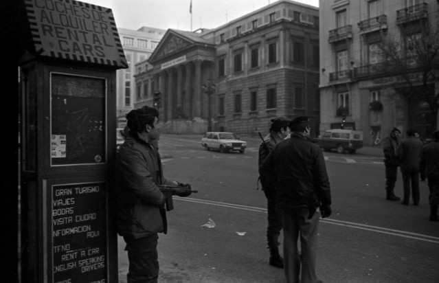 Archivo - Imágenes del cordón policial que rodea el Congreso de los diputados en donde se está produciendo el intento de Golpe de Estado por parte del Teniente Coronel de la Guardia Civil, Antonio Tejero.