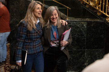 La vicepresidenta segunda, Yolanda Díaz (i), y la portavoz de Sumar en el Congreso, Verónica Martínez Barbero (d), durante una sesión de control al Gobierno, en el Congreso de los Diputados, a 25 
