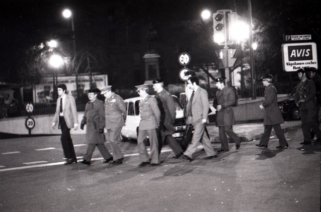 Archivo - Imágenes del cordón policial que rodea el Congreso de los diputados durante el intento de Golpe de Estado por parte del Teniente Coronel de la Guardia Civil, Antonio Tejero.