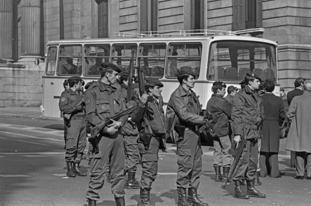 Archivo - MADRID, ESPAÑA - 23 DE FEBRERO DE 1981: Imágenes del cordón policial que rodea el Congreso de los diputados en donde se está produciendo el intento de Golpe de Estado por parte del Teniente Coronel de la Guardia Civil, Antonio Tejero.