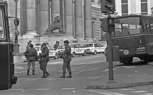 Archivo - MADRID, ESPAÑA - 23 DE FEBRERO DE 1981: Imágenes del cordón policial que rodea el Congreso de los diputados en donde se está produciendo el intento de Golpe de Estado por parte del Teniente Coronel de la Guardia Civil, Antonio Tejero.