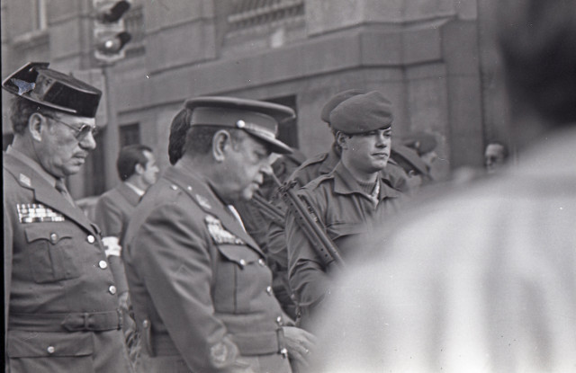 Archivo - Imágenes del cordón policial que rodeaba el Congreso edurante el intento de Golpe de Estado por parte del Teniente Coronel de la Guardia Civil Antonio Tejero.