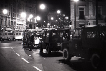 Archivo - MADRID, ESPAÑA - 23 DE FEBRERO DE 1981: Imágenes del cordón policial que rodea el Congreso de los diputados en donde se está produciendo el intento de Golpe de Estado por parte del Tenie