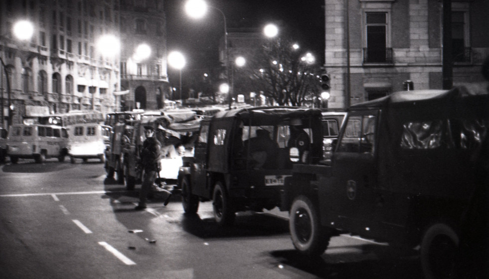 Archivo - MADRID, ESPAÑA - 23 DE FEBRERO DE 1981: Imágenes del cordón policial que rodea el Congreso de los diputados en donde se está produciendo el intento de Golpe de Estado por parte del Tenie