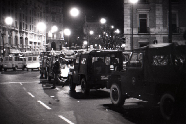 Archivo - MADRID, ESPAÑA - 23 DE FEBRERO DE 1981: Imágenes del cordón policial que rodea el Congreso de los diputados en donde se está produciendo el intento de Golpe de Estado por parte del Teniente Coronel de la Guardia Civil, Antonio Tejero.