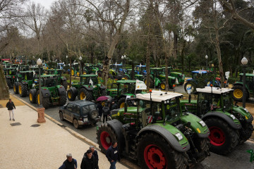 Imagen de una tractorada y concentración de agricultores en la Plaza de España de Sevilla, convocada en protesta por el acuerdo UE-Mercosur. A 10 de febrero de 2026 en Sevilla, Andalucía (España).
