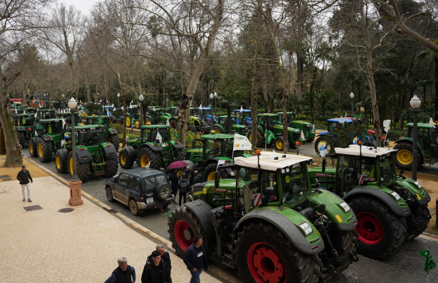 Imagen de una tractorada y concentración de agricultores en la Plaza de España de Sevilla, convocada en protesta por el acuerdo UE-Mercosur. A 10 de febrero de 2026 en Sevilla, Andalucía (España).