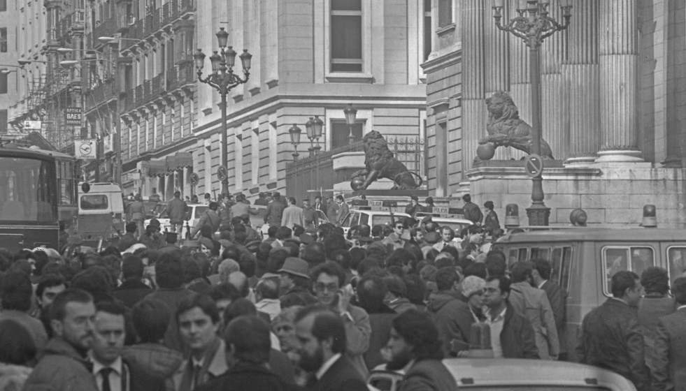 Archivo - Imágenes del cordón policial que rodea el Congreso de los diputados en donde se está produciendo el intento de Golpe de Estado por parte del Teniente Coronel de la Guardia Civil, Antonio 