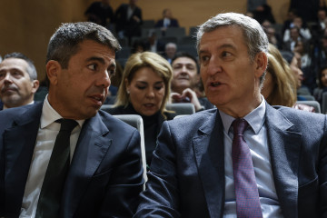 Archivo - El presidente del Partido Popular, Alberto Núñez Feijóo, y el expresident de la comunidad Valenciana, Carlos Mazón, durante un encuentro empresarial, en la sede de la CEV, a 20 de enero 
