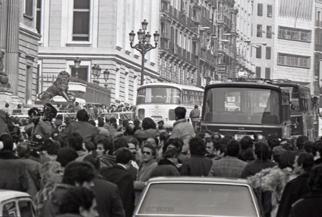 Archivo - MADRID, ESPAÑA - 23 DE FEBRERO DE 1981: Imágenes del cordón policial que rodea el Congreso de los diputados en donde se está produciendo el intento de Golpe de Estado por parte del Teniente Coronel de la Guardia Civil, Antonio Tejero.