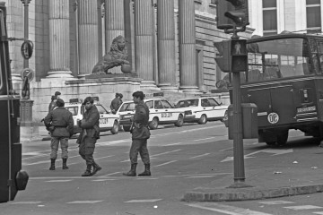 Archivo - MADRID, ESPAÑA - 23 DE FEBRERO DE 1981: Imágenes del cordón policial que rodea el Congreso de los diputados en donde se está produciendo el intento de Golpe de Estado por parte del Tenie