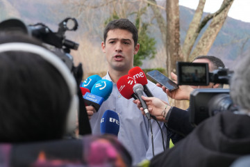 Archivo - El portavoz del grupo vasco en el Parlamento, Joseba Díez Antxustegi, atiende a los medios antes de la jornada de trabajo del PNV, en el Hotel Usategieta, a 14 de enero de 2026, en Oiartzun