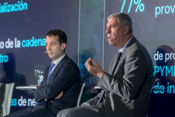 Archivo - (I-D) El presidente de Indra, Ángel Escribano, y el consejero delegado de Indra Group, José Vicente de los Mozos