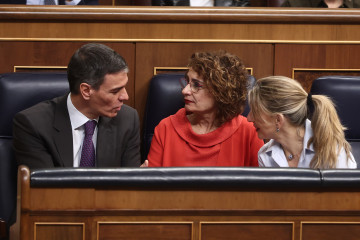 (I-D) El presidente del Gobierno, Pedro Sánchez; la vicepresidenta primera y ministra de Hacienda, María Jesús Montero, y la vicepresidenta segunda y ministra de Trabajo y Economía Social, Yolanda