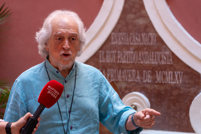 Archivo - El histórico dirigente del Partido Andalucista Alejandro Rojas Marcos realiza declaraciones a Europa Press en una imagen de archivo