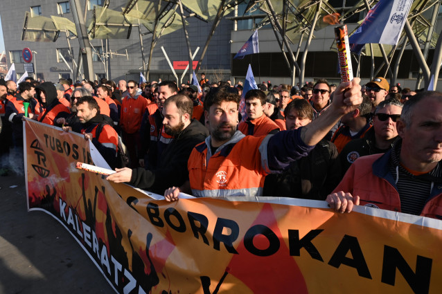 Movilización de los trabajadores de Tubos Reunidos en las inmediaciones del Palacio Euskalduna en Bilbao.