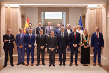 Archivo - Foto de familia tras una reunión entre el ministro de Asuntos Exteriores, Unión Europea y Cooperación, José Manuel Albares, el consejero de la Presidencia de la Junta, Antonio Sanz y var