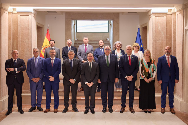 Archivo - Foto de familia tras una reunión entre el ministro de Asuntos Exteriores, Unión Europea y Cooperación, José Manuel Albares, el consejero de la Presidencia de la Junta, Antonio Sanz y varios alcaldes del Campo de Gibraltar