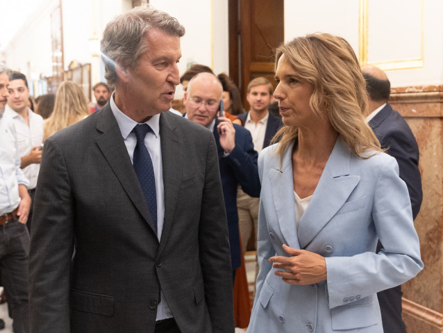 Archivo - El presidente del PP, Alberto Núñez Feijóo y la diputada del PP Cayetana Álvarez de Toledo salen de una sesión de control al Gobierno en el Congreso de los Diputados, a 17 de septiembre de 2025, en Madrid (España).