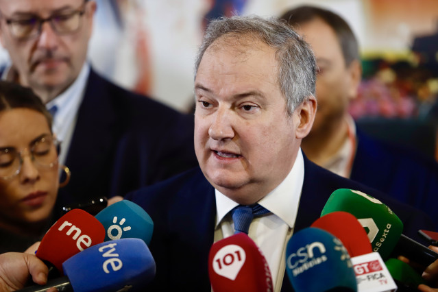 Archivo - El ministro de Industria y Turismo, Jordi Hereu, atiende a los medios durante la visita a la Feria de la Industria de Málaga. A 13 de diciembre de 2024, en Málaga (Andalucía, España).