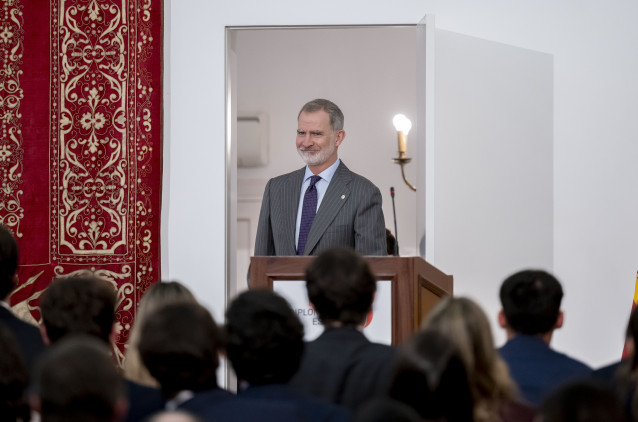 El Rey Felipe VI durante la entrega de los despachos de secretario de embajada a la LXXVII promoción de la carrera diplomática, en la Escuela Diplomática