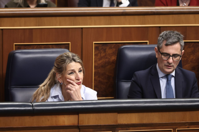La vicepresidenta segunda y ministra de Trabajo y Economía Social, Yolanda Díaz, y el ministro de la Presidencia, Justicia y Relaciones con las Cortes, Félix Bolaños, durante una sesión de control al Gobierno, en el Congreso de los Diputados, a 25 de febr