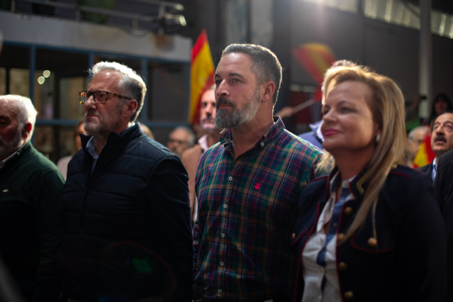 El candidato de VOX a la Presidencia de la Junta, Carlos Pollán (i) y el presidente de VOX, Santiago Abascal (c), durante un acto previo a la campaña del 15M, a 25 de febrero de 2026, en Zamora, Castilla y León (España).