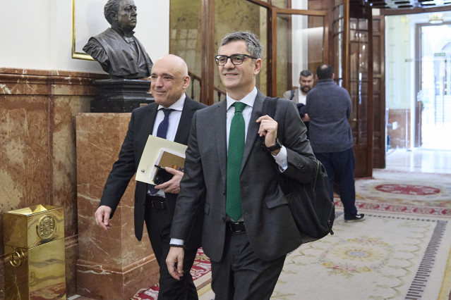 El ministro de la Presidencia, Justicia y Relaciones con las Cortes, Félix Bolaños, a su llegada a una sesión plenaria, en el Congreso de los Diputados, a 26 de febrero de 2026, en Madrid (España).