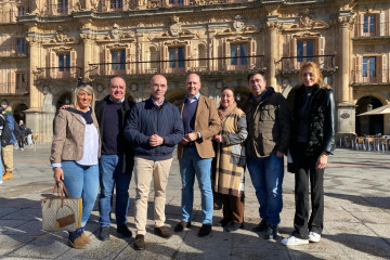 Buxade (C) junto a miembros de la lista de Vox a las Cortes por Salamanca, entre ellos el cabeza de lista, Carlos Menéndez.