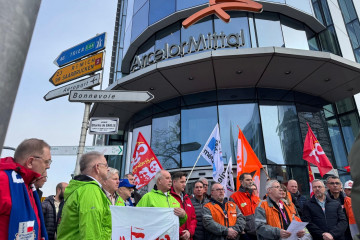 Comité de Empresa Europeo (CEE) de ArcelorMittal y representantes sindicales de Luxemburgo, Bélgica y Francia se concentran frente a la sede del Grupo siderúrgico en Luxemburgo en contra del plan d