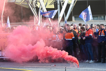 Trabajadores de Tubos Reunidos se concentran contra el ERE, frente al Palacio Euskalduna de Bilbao