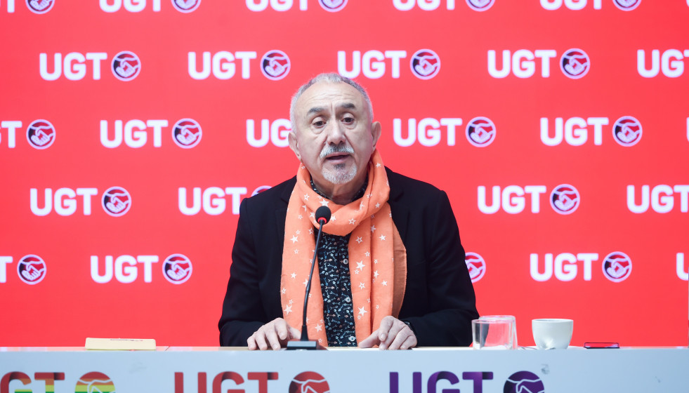 Archivo - El secretario general de UGT, Pepe Álvarez, durante una rueda de prensa, en la sede de UGT, a 8 de enero de 2026, en Madrid (España). Álvarez ha analizado la situación económica, polít